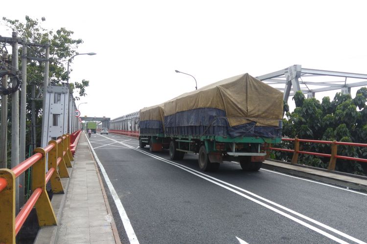 Salah satu truk besar saat melintas di Jembatan Widang-Babat yang sempat ambruk.