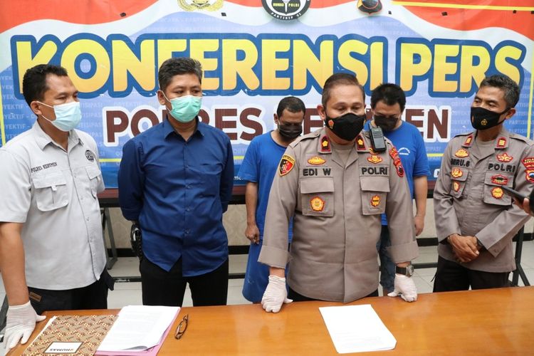 Ungkap kasus penggelapan mobil dengan modus memalsukan KTP di Mapolresta Kebumen, Jawa Tengah, Rabu (3/11/2021).