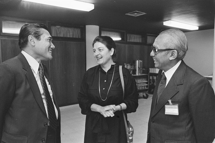Menteri Ali Wardhana (Indonesia), Eegje Schoo (Netherlands), dan Widjojo Nitisastro (Indonesia) dalam meeting IGGI di Belanda bulan Juni 1983