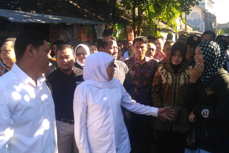 Gubernur Jawa Timur Khofifah Indar Parawansa saat berdialog dengan warga dalam kunjungannya di Pasar Pahing Kota Kediri, Jawa Timur, Jumat (3/5/2019).