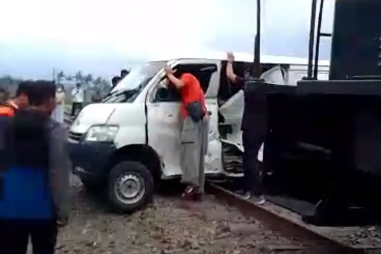 Satu orang mengalami luka dalam tabrakan antara kereta api wisata dengan mobil Luxio