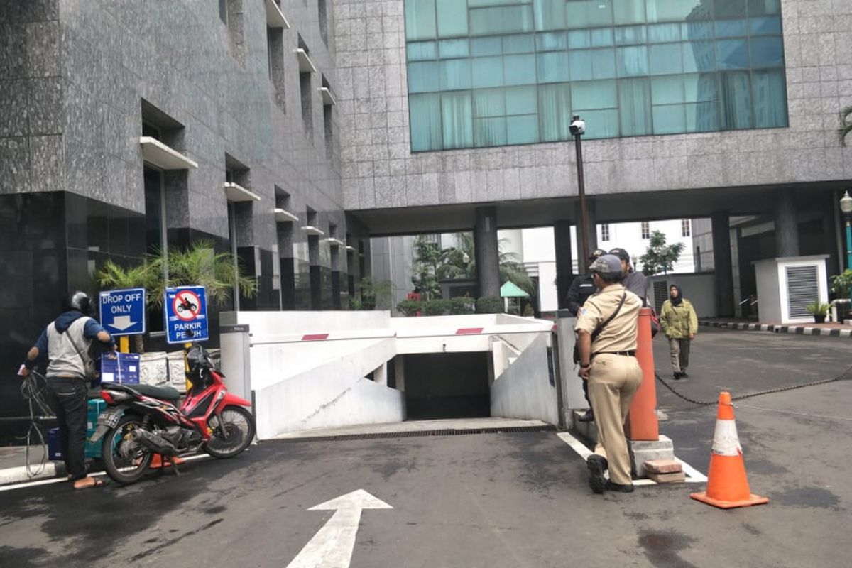 Gerbang masuk lahan parkir di ruang bawah tanah (basement) Gedung DPRD DKI Jakarta dipasangi portal mulai Senin (14/1/2019) ini.