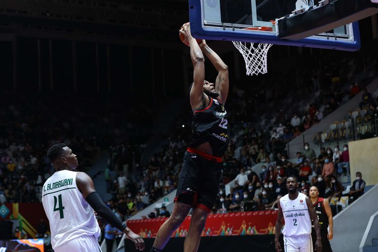 Aksi pemain timnas basket Indonesia, Marques Bolden saat laga melawan Arab Saudi dalam FIBA Asia Cup 2022 di Istora Senayan Jakarta, Selasa (12/7/2022).  Timnas basket Indonesia menang telak 80-54 atas Arab Saudi pada laga pertama Grup A FIBA Asia Cup 2022.