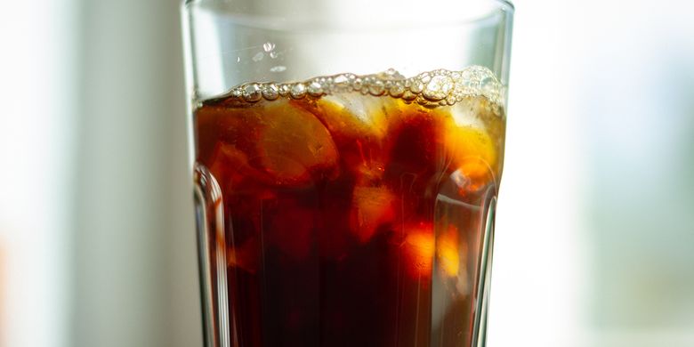 Jika dikonsumsi berlebihan, minuman soda bisa melemahkan sistem imun.