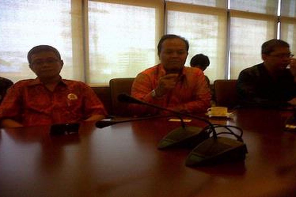 Pasangan cagub DKI Jakarta Hidayat Nurwahid-Didik J Rachbini mengenakan baju batik Jakarta modern saat berkunjung ke redaksi Kompas, Senin (16/4/2012).