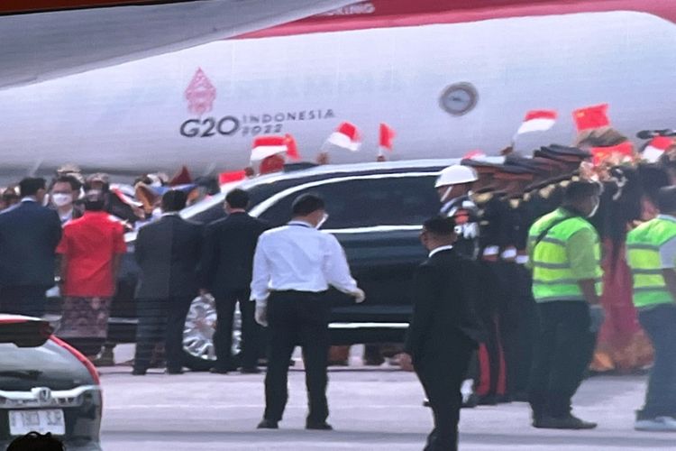 Presiden China Xi Jinping tiba di bandara I Gusti Ngurah Rai, Denpasar, Bali, Senin (14/11/2022) untuk menghadiri KTT G20 Indonesia 15-16 November 2022. Sedikit berbeda dengan delegasi-delegasi lainnya, Xi Jinping juga disambut anak-anak dengan kostum daerah dan mengibarkan bendera Indonesia serta China.