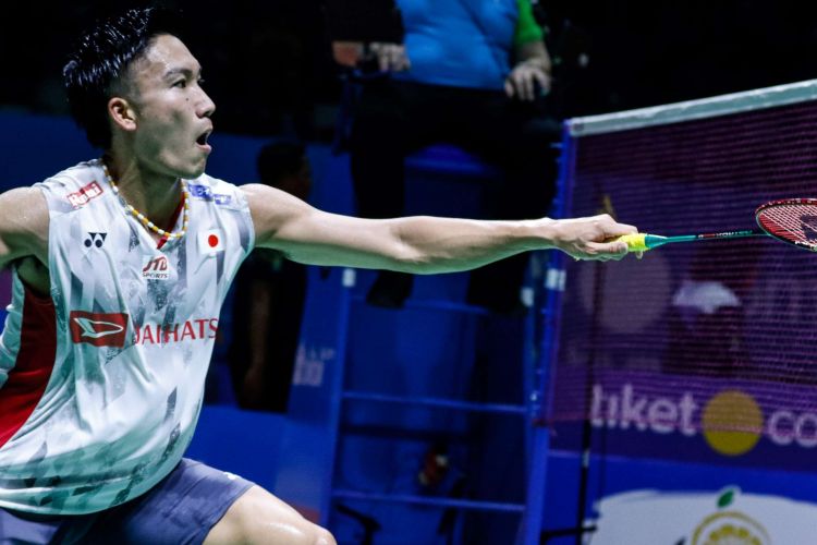 Pebulu tangkis tunggal putra Jepang, Kento Momota mengembalikan bola ke arah pasangan asal Indonesia, Tommy Sugiarto dalam laga babak perempat final Indonesia Open 2018 di Istora Senayan, Jakarta, Jumat (6/7/2018). Pebulu tangkis tunggal putra Jepang, Kento Momota menang dengan skor 21-11 21-15.