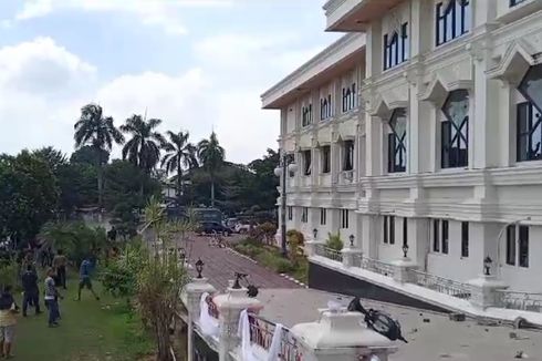 Demo Sopir Truk Batu Bara di Kantor Gubernur Jambi Ricuh, Kaca Jendela Pecah