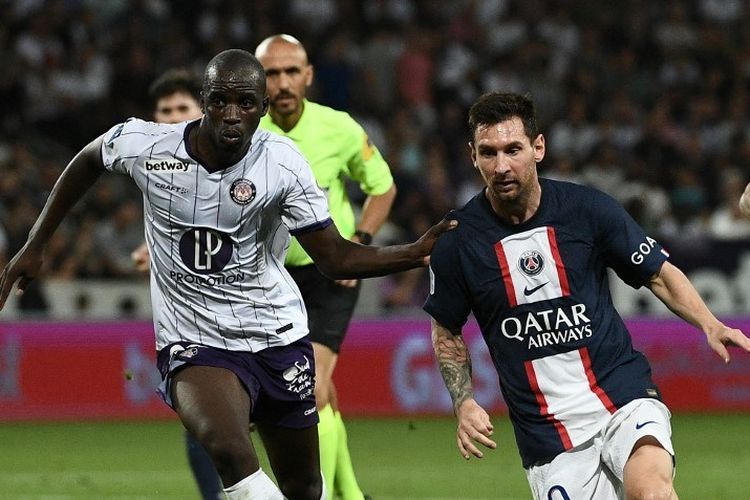 Penyerang Paris Saint-Germain,Lionel Messi, saat mencoba melewati bek Toulouse, Moussa Diarra. Laga Toulouse vs PSG yang digelar di Stadion Municipal, Kamis (1/9/2022) dini hari WIB berakhir dengan kemenangan tim tamu 3-0. Pada laga ini, Messi menjadi pelayan gol Neymar dan Kylian Mbappe.