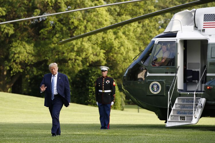 Presiden Amerika Serikat Donald Trump berjalan di South Lawn Gedung Putih di Washington, usai pulang dari bermain golf di New Jersey. Foto diambil pada Minggu, 14 Juni 2020.