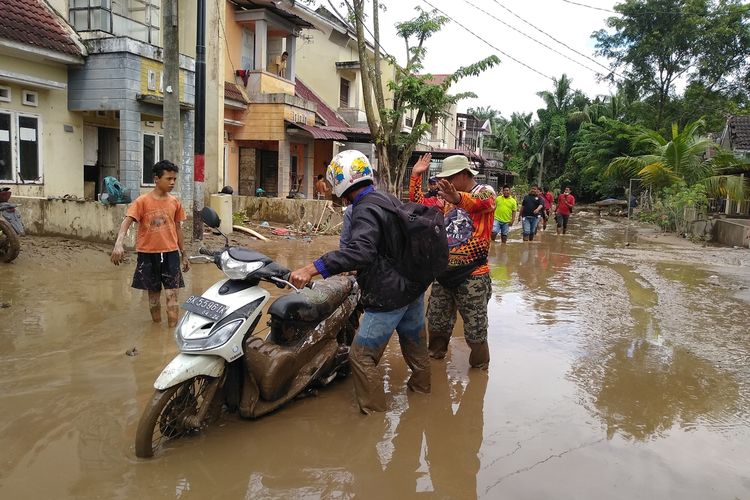 Sejumlah warga mengevakuasi kendaraan yang terendam banjir di perumahan De Flamboyan di Kelurahan Tanjung Selamat, Kecamatan Medan Tuntungan pada Kamis malam.hingga Jumat dini hari (4/12/2020).