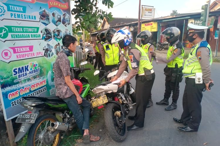 Petugas menindak pemilik kendaraan yang menggunakan knalpot brong di wilayah Karanganyar