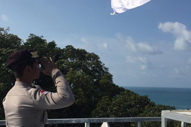 Anggota Polres Bintan besama TNI mengibarkan bendera merah putih di Pulau Sentut, Desa Mapur, Kecamatan Bintan Pesisir, Bintan, Kepulauan Riau, Sabtu (17/8/2019). Bendera tersebut dikibarkan diatas tower yang ada di pulau terdepan tersebut.