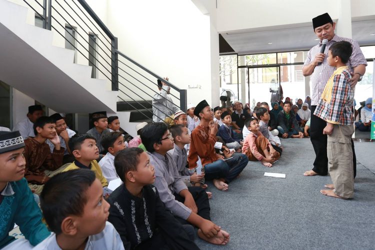 Wali Kota Semarang Hendrar Prihadi berdialog dengan seorang anak yatim dalam kegiatan sosial di bulan ramadhan 2017. Kepedulian masyarakat terhadap anak yatim berpengaruh terhadap upaya mengurangi kemiskinan di Semarang. 