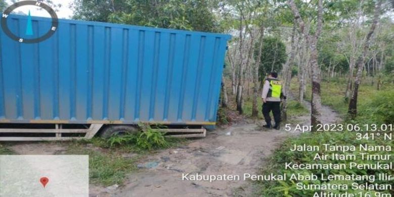 Anggota Polsek Penukal Abab melakukan evakuasi mobil box tersasar di hutan perkebunan karet warga Desa Air Itam Kecamatan Penukal Kabupaten PALI karena mengikuti google maps, Jumat (7/4/2023).