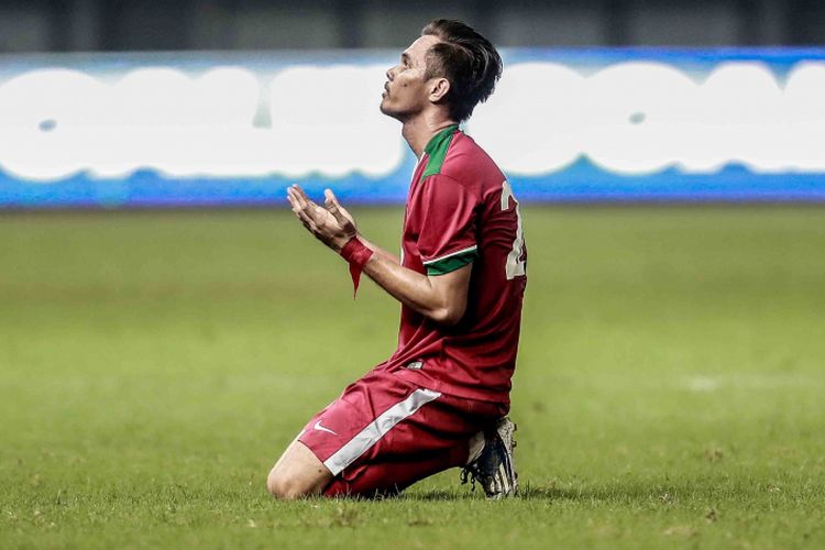 Pemain Indonesia Rezaldi Hehanusa (merah) bersyukur seusai mencetak gol ke gawang Kamboja, Rabu (4/10/2017). 