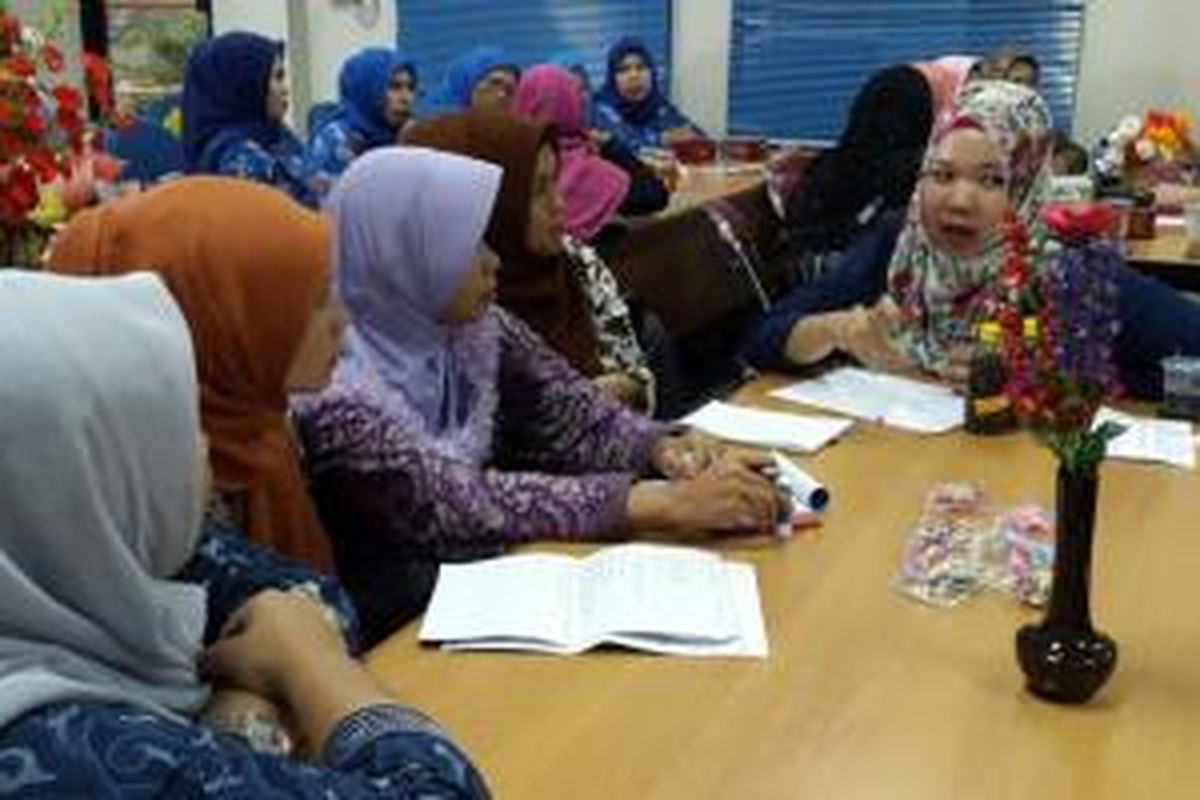 Untuk memperingati Hari Kartini tahun ini PT PAM Lyonnaise Jaya (Palyja), Selasa (21/4/2015), menggelar pelatihan pemberdayaan perempuan yang tergabung dalam komunitas Palyja Green Community (PGC). 