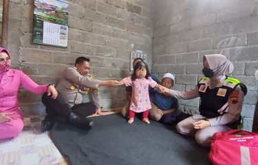 Kapolres Salatiga AKBP Indra Mardiana mencoba mengajak Najwa berjalan