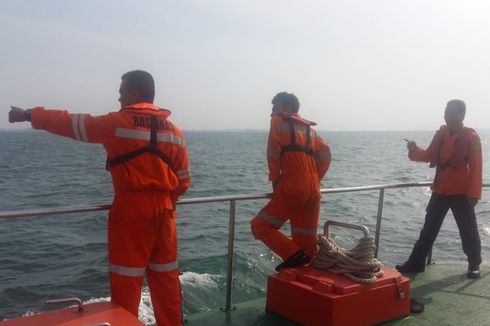 Kapal Indonesia, Malaysia dan Singapura Lakukan Pencarian 2 Orang Terapung di Selat Singapura