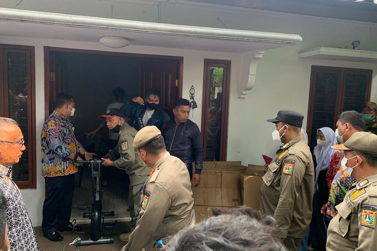 Petugas Satpol PP melakukan pengosongan lahan di rumah salah satu artis Wanda Hamidah di Jalan Citanduy 2, Menteng, Jakarta Pusat, Kamis (13/10/2022).