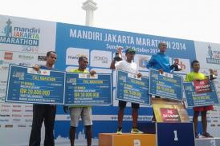 Para pelari elit Indonesia, Agus Prayogo (tengah) menjuarai full marathon nasional putra Jakarta Marathon 2014, Minggu (26/10/2014).