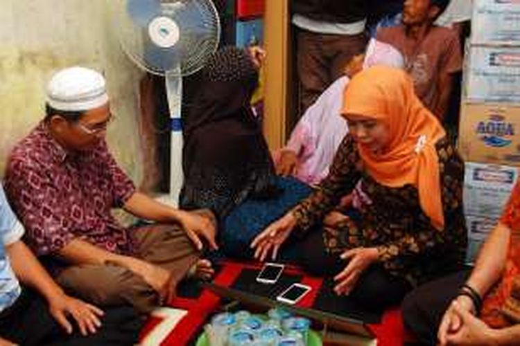 Menteri Sosial Khofifah Indar Parawangsa saat mengunjungi rumah keluarga LN di  Desa Girimukti, Cibungbulang, Kabupaten Bogor, Kamis (12/05/2016). 