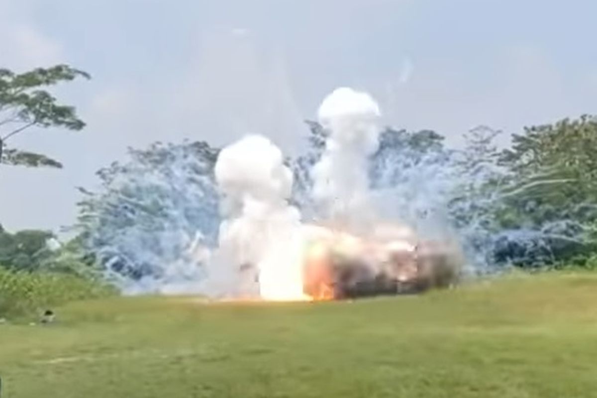 Pemusnahan petasan yang digelar Polres Bangkalan berdampak ke rumah warga setempat. Rumah warga dan sejumlah fasilitas umum mengalami kerusakan. Kegiatan tersebut digelar di Lapangan tembak Kodim 0829 Bangkalan, Kampung Bejik, Kelurahan Bancaran, Kabupaten Bangkalan, Sabtu (16/4/2022).