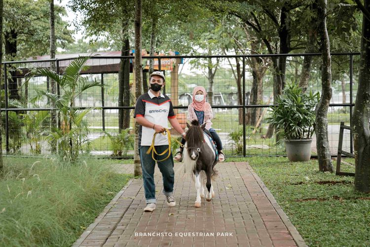 Pengunjung Branchsto Equestrian Park di BSD, Tangerang, Banten, yang sedang berkuda. 