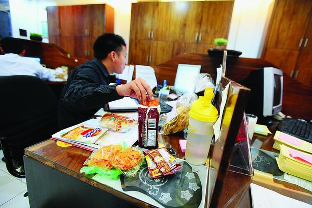 Camilan selalu menemani karyawan di tengah kesibukan kerja.