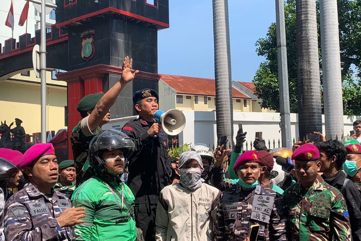 Massa menggeruduk Mako Brimob Kwitang di Jakarta Pusat, Jumat (29/8/2025), setelah kematian Affan yang dilindas mobil rantis Brimob Polri kemarin Kamis (28/8/2025).