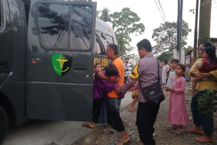 Polisi mengevakuasi korban keracunan di Desa Cisalak, Kecamatan Cimanggu, Kabupaten Cilacap, Jawa Tengah, Kamis (12/10/2023).