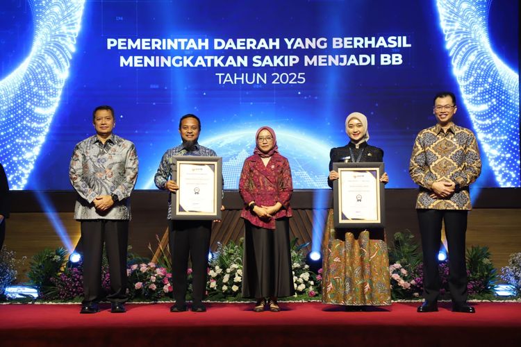 Menteri Pendayagunaan Aparatur Negara dan Reformasi Birokrasi (PANRB) Rini Widyantini bersama penerima penghargaan pada ajang SAKIP dan ZI Award 2025, di Jakarta, Rabu (11/2/2026).