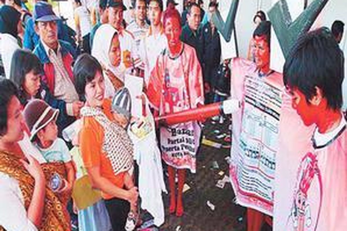 Komisi Pemilihan Umum Kota Bandung menggelar bazar Pemilu 2009 di Lapangan Tegallega, Bandung, Jawa Barat, Minggu (15/3). Kegiatan itu untuk mengakomodasi keluhan pengurus partai politik tentang sempitnya waktu sosialisasi. Sebanyak 37 parpol peserta Pemilu Legislatif 2009 di Kota Bandung berkesempatan menyosialisasikan nomor urut, nama caleg, dan program kerja.