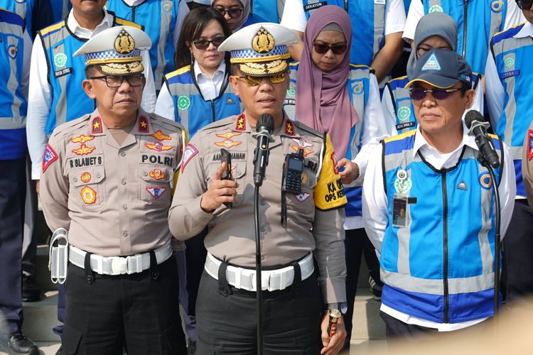 Kepala Korps Lalu Lintad (Kakorlantas) Irjen Pol Aan Suhanan di Km 70 Tol Jakarta Cikampek, Jawa Barat, Selasa (16/4/2024). 