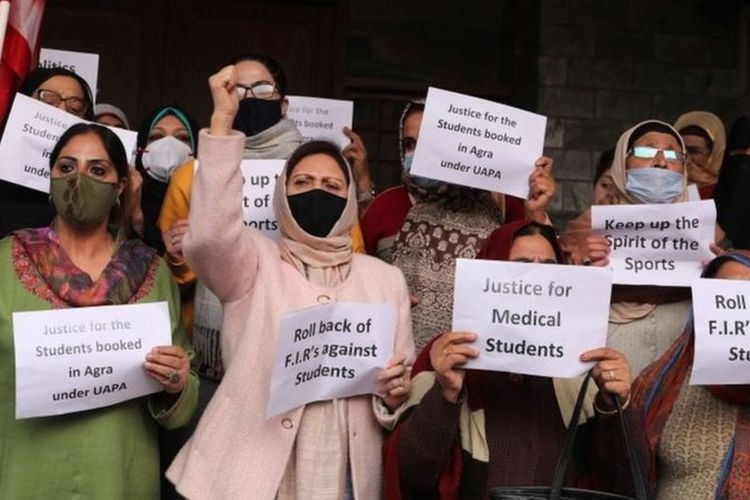 Aksi unjuk rasa mendesak dibebaskan para mahasiswa di Kashmir yang diduga merayakan kemenangan tim kriket Pakistan.