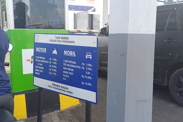 Papan informasi tarif parkir kendaraan di Stasiun Tugu Yogyakarta.