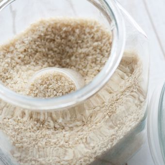 Ilustrasi beras, menyimpan beras, wadah penyimpanan beras. 