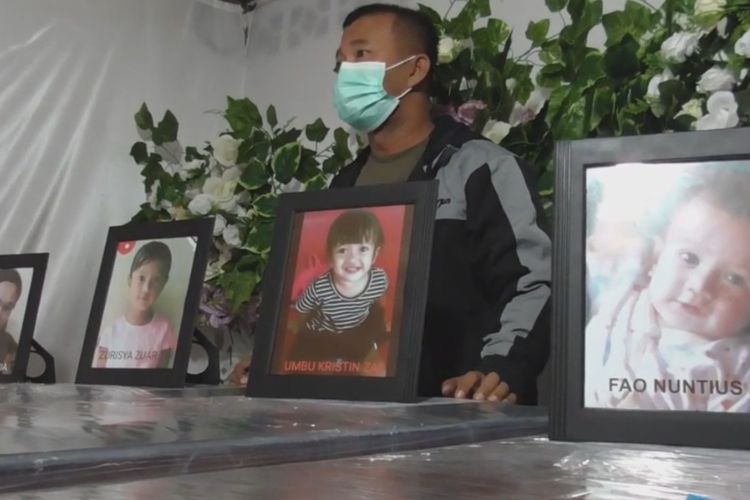 Empat peti jenazah korban Pesawat Siriwjaya Air SJ 182 tiba di rumah duka di Desa Siofabanua, Kecamatan Tuhemberua, Kabupaten Nias Utara, Provinsi Sumatera Utara, Jumat (29/1/2021) siang. (KOMPAS.com/HENDRIK YANTO HALAWA)