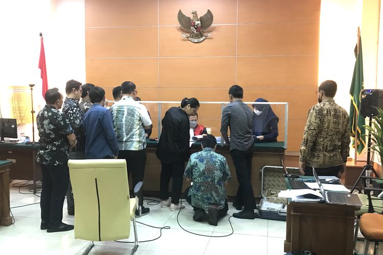 Tim Biro Hukum Komisi Pemberantasan Korupsi (KPK) membawa 111 alat bukti dalam sidang gugatan Hakim Agung nonaktif Mahkamah Agung (MA) Gazalba Saleh dalam persidangan di Pengadilan Negeri (PN) Jakarta Selatan, Kamis (5/1/2023).