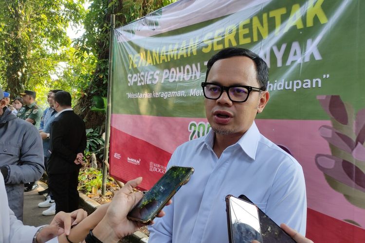 Wali Kota Bogor Bima Arya Sugiarto saat tidak menggunakan masker ketika ditemui dalam acara HUT Kebun Raya Bogor ke-205, Rabu (18/5/2022).