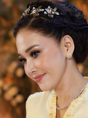 Maia Estianty tampil anggun di lamaran El Rumi?Syifa Hadju. Dari kebaya butter yellow hingga cincin statement, ini 9 detail gayanya.