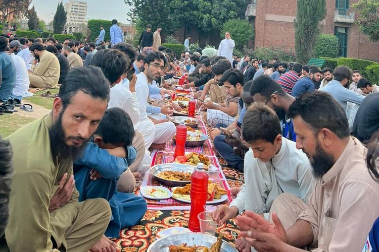 Suasana buka puasa bersama para pelajar dari berbagai negara di asrama kampus International Islamic University of Islamabad.