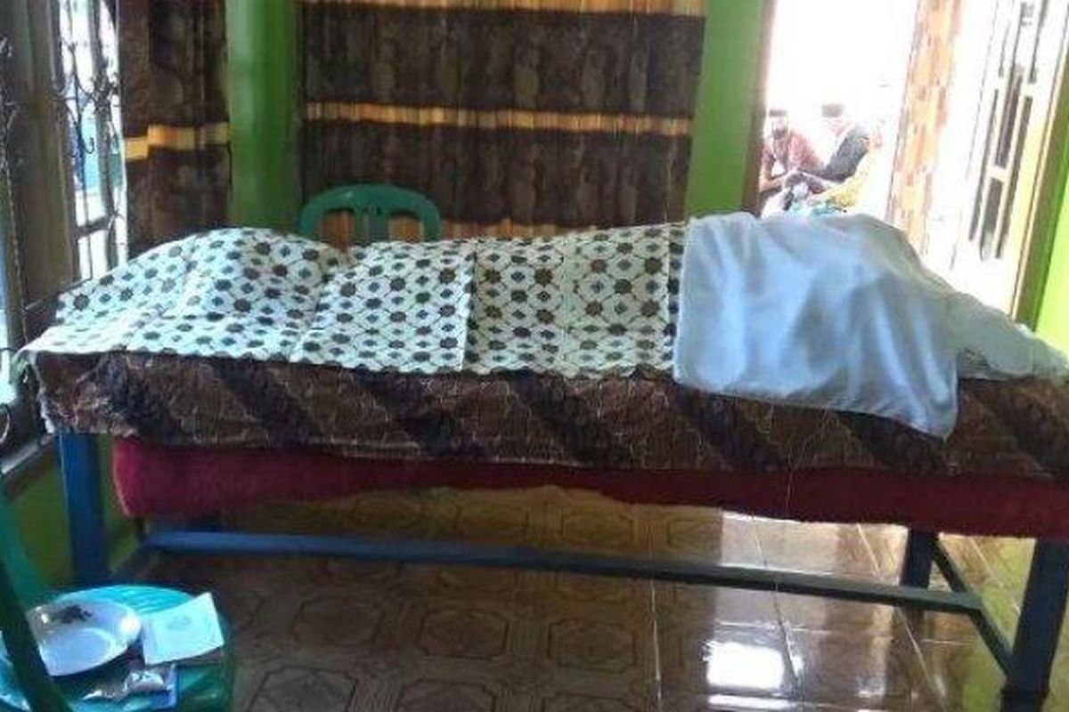 Jasad bocah yang meninggal akibat bermain meriam bambu. (Tribun Lampung/Tri)