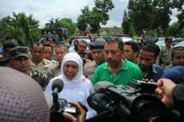 Wali Kota Bima, H Qurais H Abidin saat mendampingi Mensos Khofifah Indar Parawansa ketika berkunjung di Bima pasca-banjir bandang. 