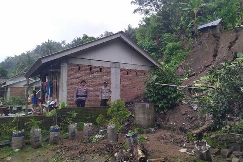 Rumah Warga di Lombok Barat Rusak Tertimpa Tanah Longsor