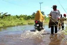 Warga Ambil Keuntungan dari Banjir dengan Menjala Ikan