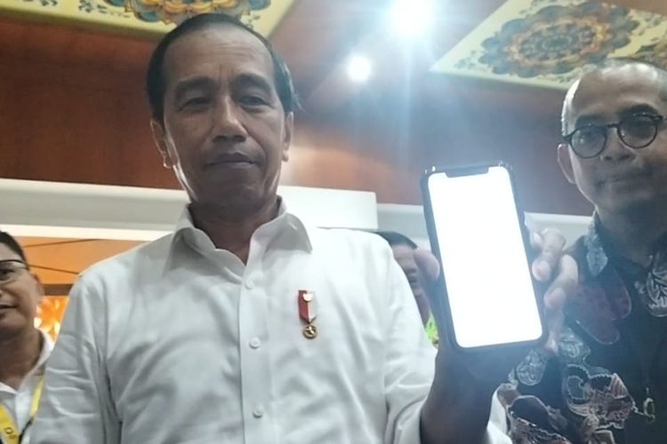 Presiden Joko Widodo (Jokowi) ketika menunjukkan Surat Pemberitahuan (SPT) laporan pajak yang dilakukannya, saat meninjau Kantor Pajak Pratama (KPP) di Solo, Jawa Tengah, Kamis (9/3/2023).