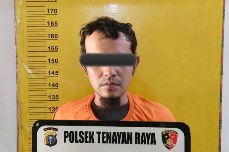 Pelaku penganiayaan, HF (36), saat diamankan di Polsek Tenayan Raya, Pekanbaru, Riau, Minggu (3/9/2023).