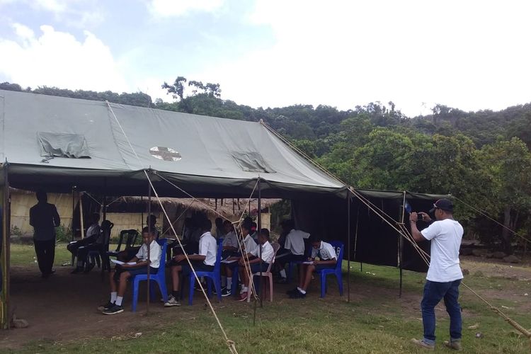 Siswa/i SMPN 3 Waigete ujian di tenda darurat, Senin (21/5/2019). 