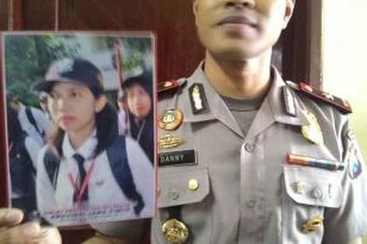 Polisi menunjukkan foto Faradina